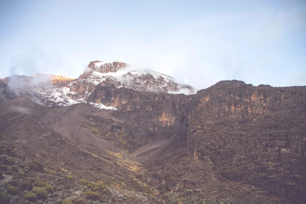 Le Kilimandjaro au-dessus des versants
